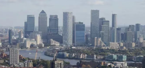 英国央行调查曝裁员潮四年新高，建筑业崩塌 vs 服务业狂飙